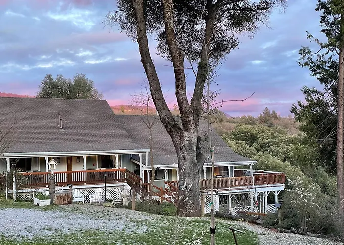 Sierra Mountain Lodge - Vacation Rentals - Yosemite